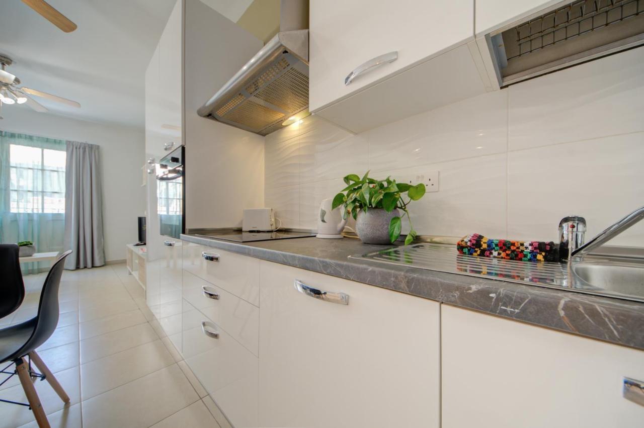 Azure Haven - Gzira Apartments And Penthouse By Shortletsmalta Экстерьер фото